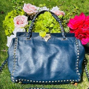 This is a Medium Rockstud Valentino Tote on a Beautiful Navy Blue color🌸